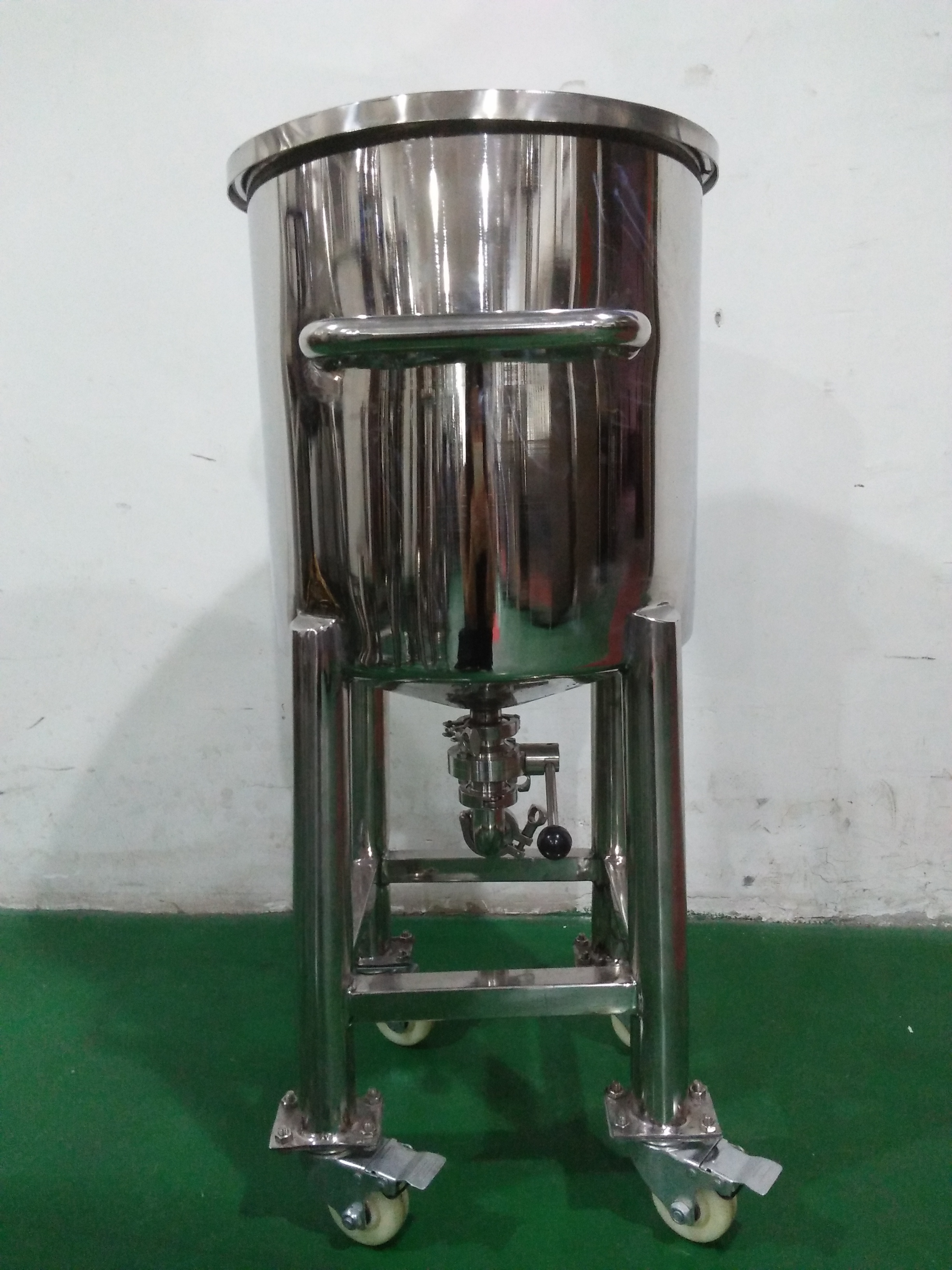 Factory  price 100L 200L 300L 500L stainless steel shampoo soap chemical liquid moveable storage tank