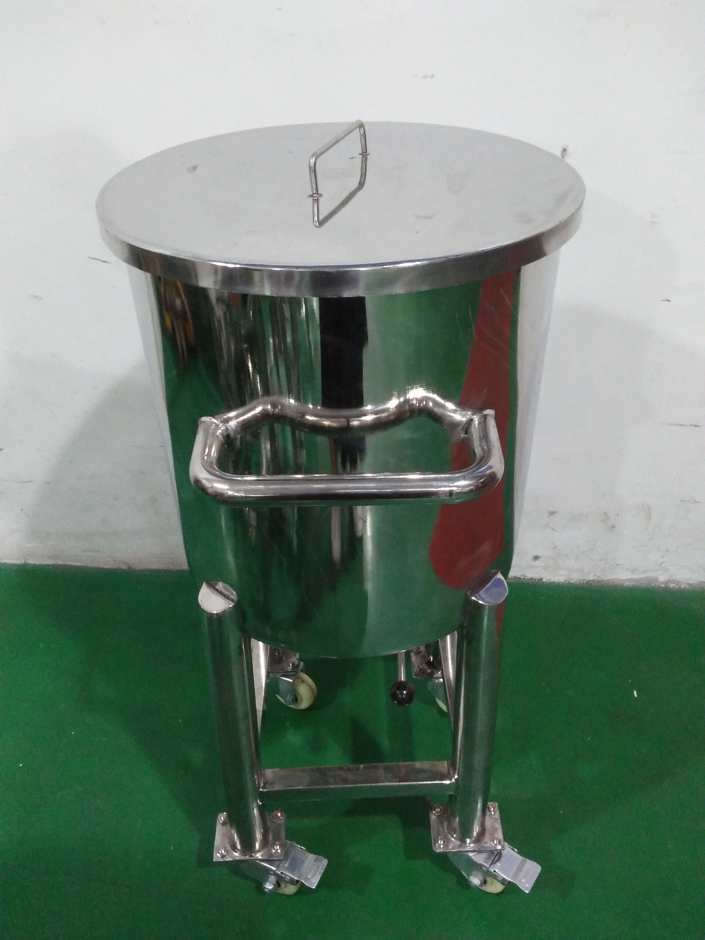 Factory  price 100L 200L 300L 500L stainless steel shampoo soap chemical liquid moveable storage tank