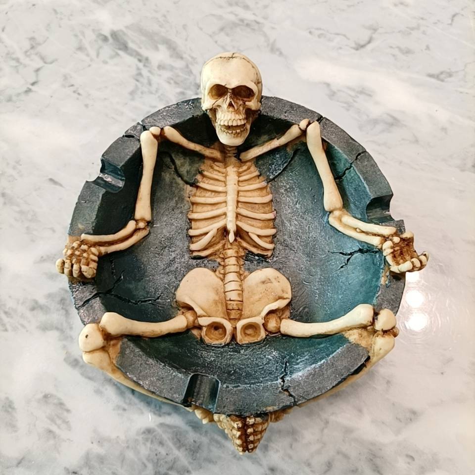 Custom Resin Skull Ashtrays for Spooky Skeleton Halloween Decorations Medieval Art Figurines & Gothic Home Decor As Scary Gifts