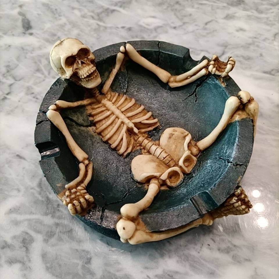 Custom Resin Skull Ashtrays for Spooky Skeleton Halloween Decorations Medieval Art Figurines & Gothic Home Decor As Scary Gifts