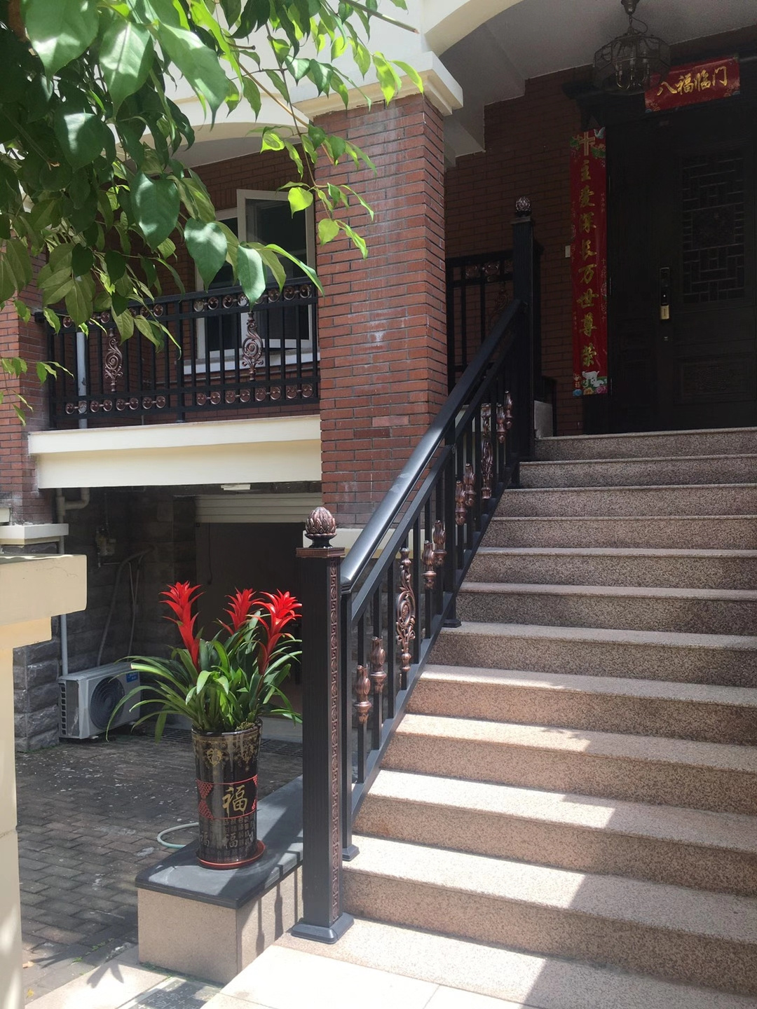 Customized Design Wrought Iron Balustrade Stairs Railings Balcony Railing Stainless Steel Railing Aluminum Glass Railing