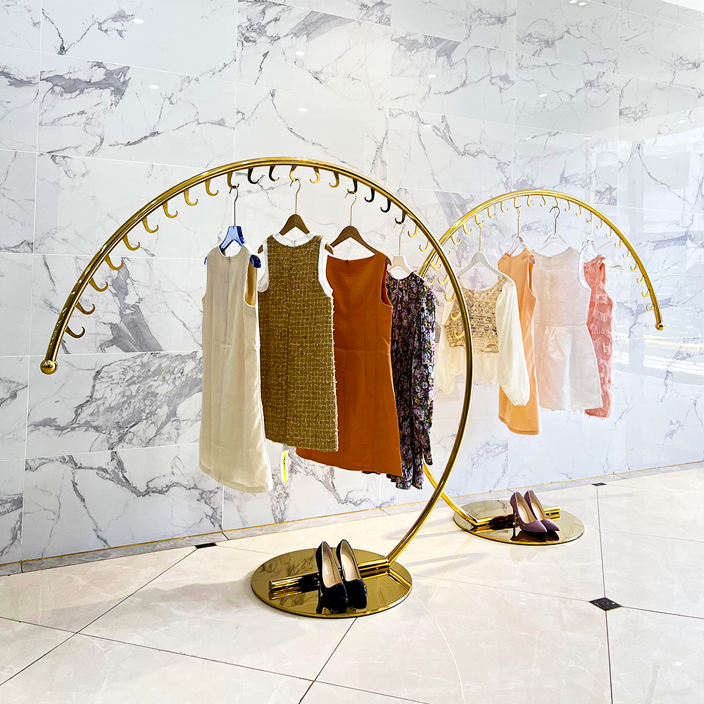 Circular Display Stand Modern Floor-Standing Gold C Shape Clothes Hanger Shelf Unique Semicircle Garment Rack Stable Rack