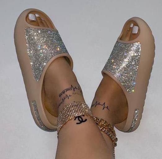 2023 new women Luxury diamond rhinestones yezzy slippers flip flop slides london poor slippers women