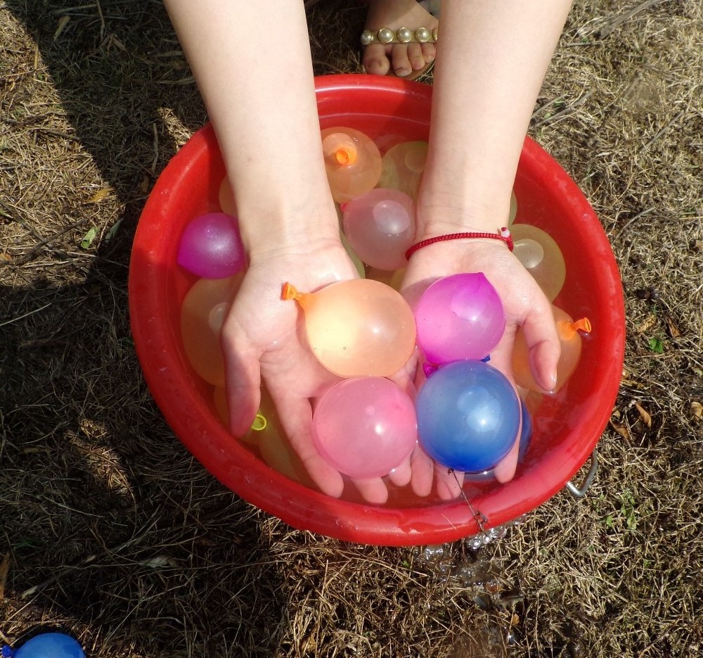 Biodegradable quick fill latex free water balloon