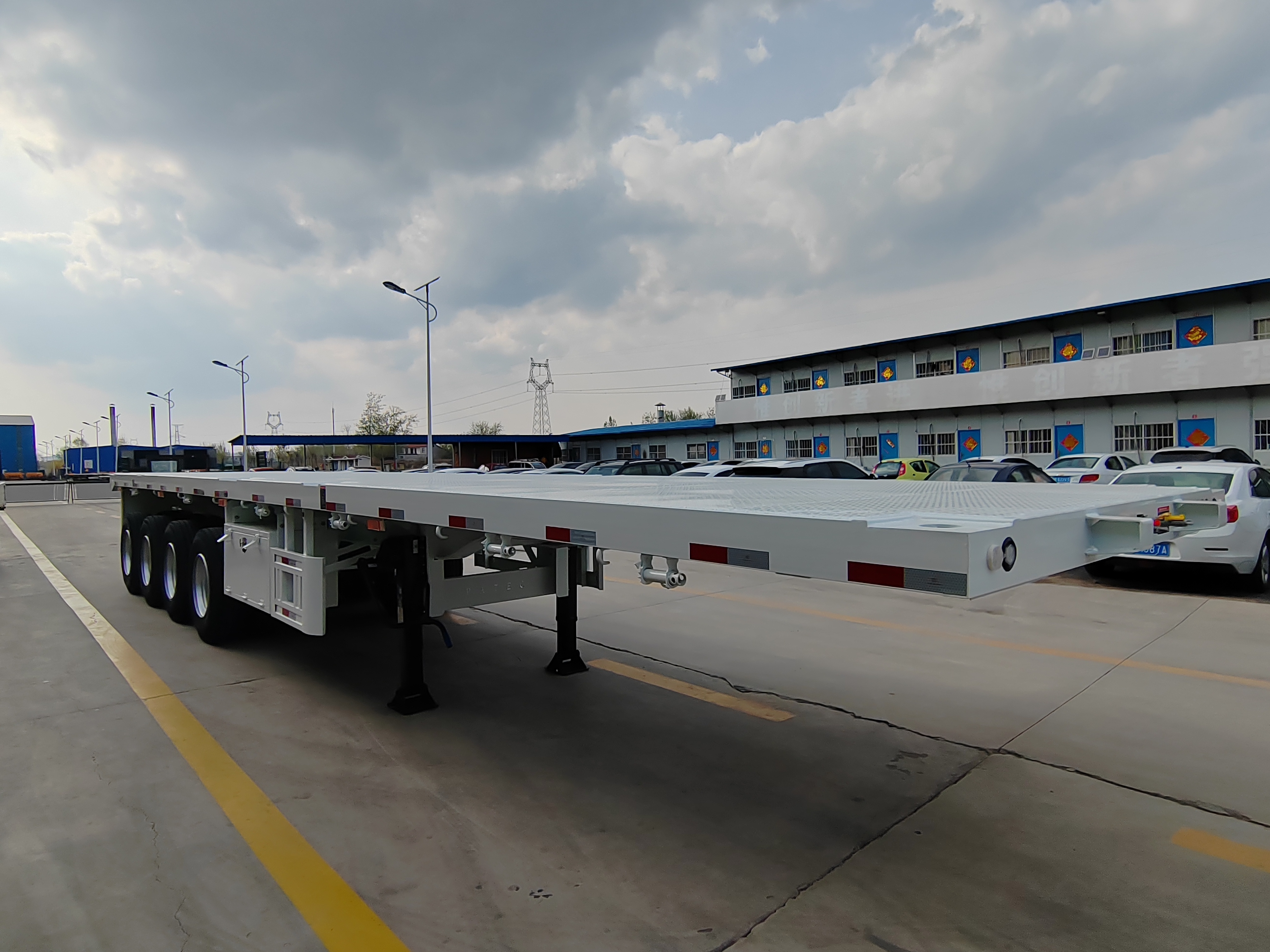 JianXing Factory provide 4 Axles 13m 40ft 60tons 12 twist Locks Flatbed Trailer Flatbed Container Chassi Trailers