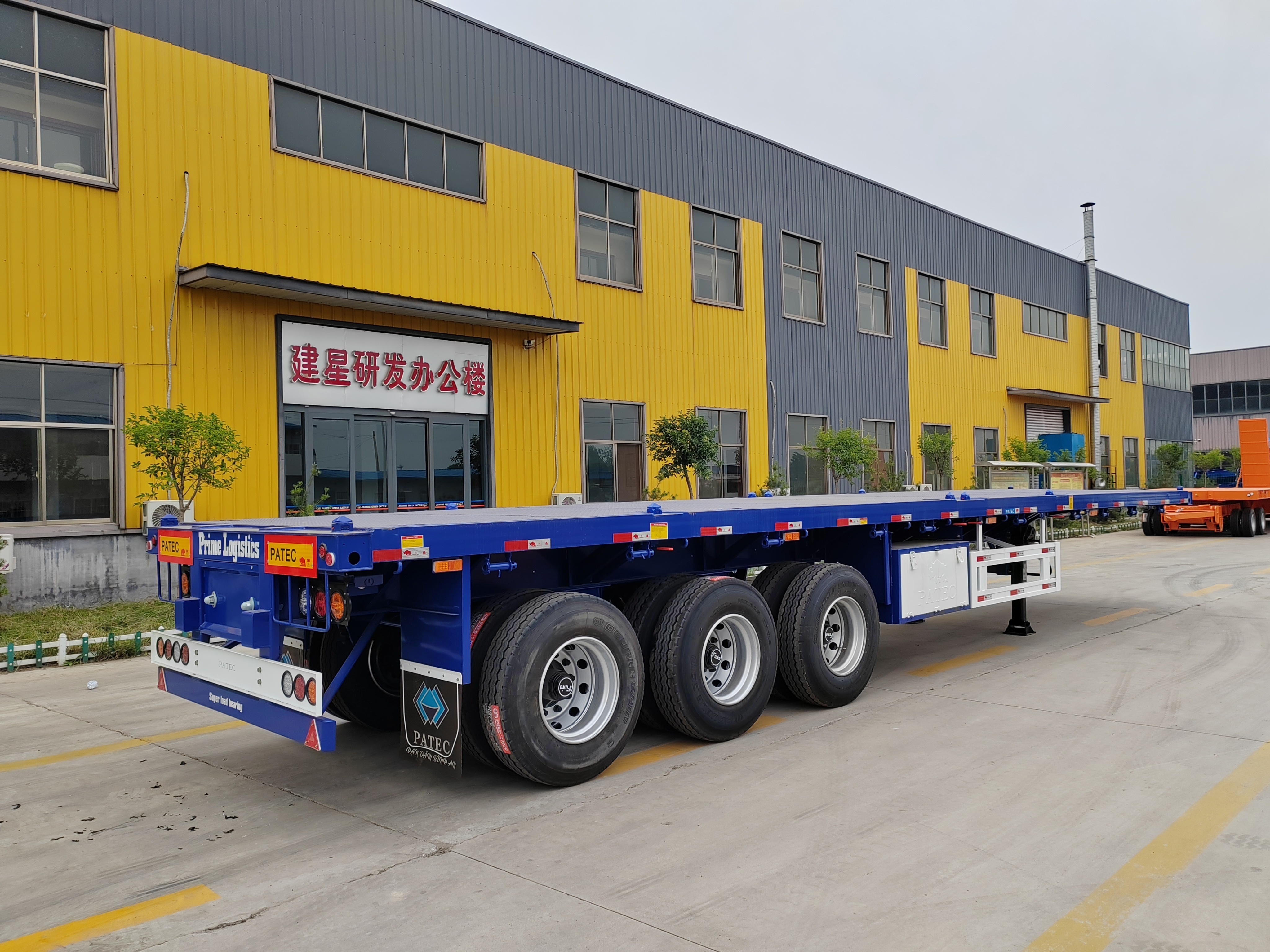 China famous brand shipping container 3 Axles 40 FT Flatbed  bed semi truck trailer 50 ton for sale