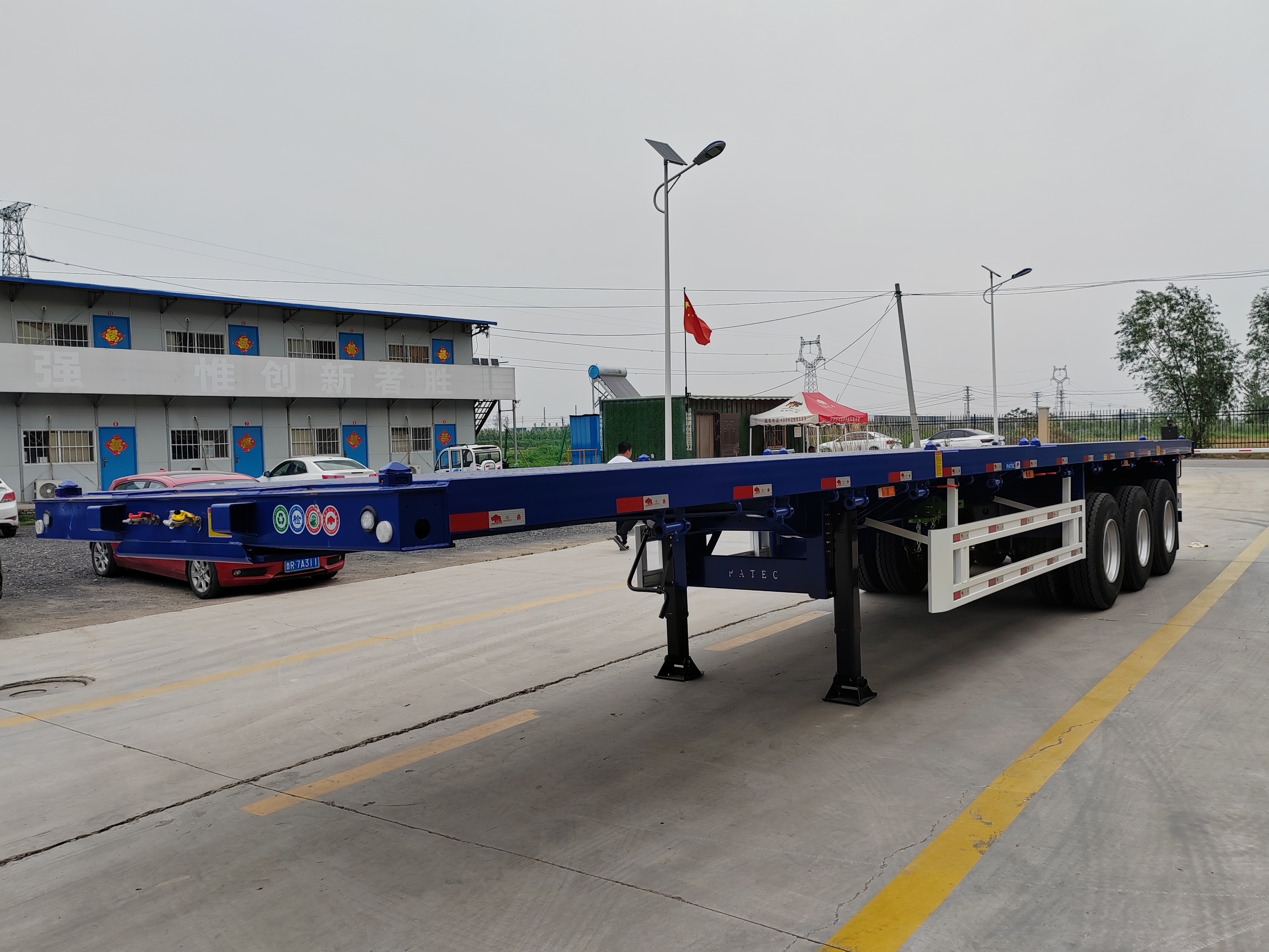 China famous brand shipping container 3 Axles 40 FT Flatbed  bed semi truck trailer 50 ton for sale