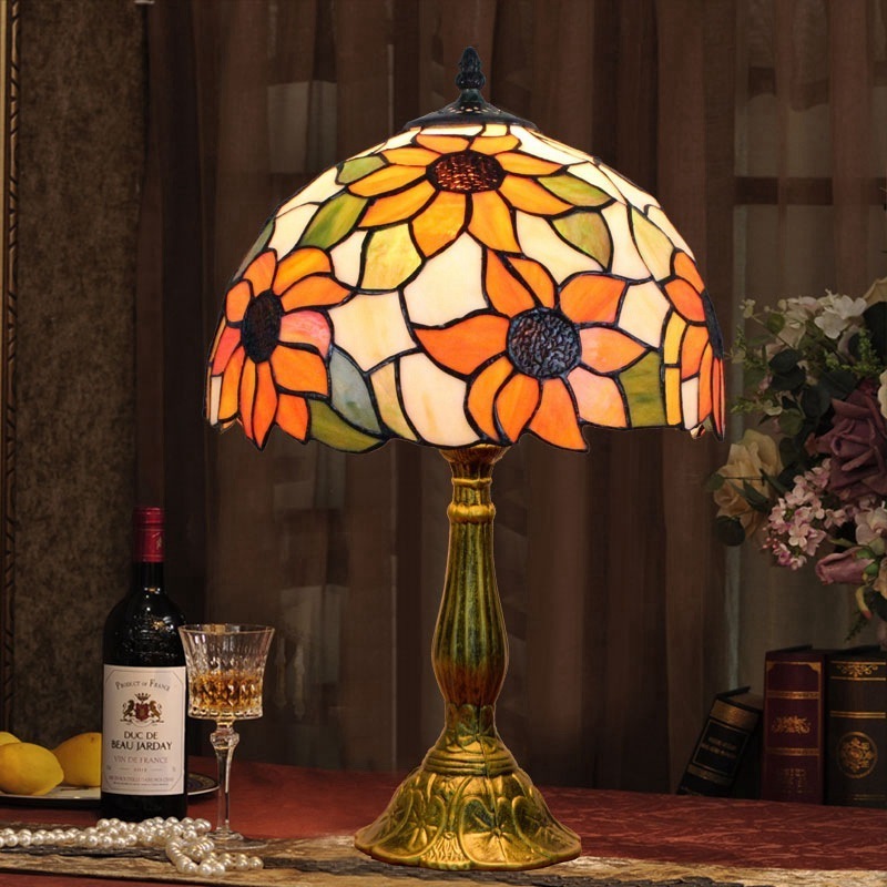 Wholesale Price Stained Glass Bedroom Metal Handmade Incandescent Bulbs Traditional Table Lamp