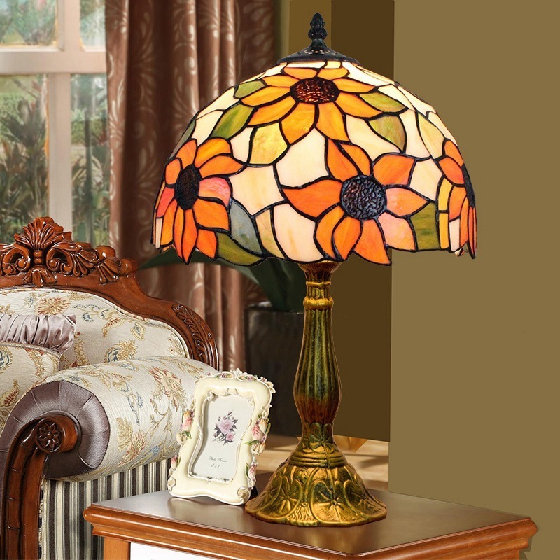 Wholesale Price Stained Glass Bedroom Metal Handmade Incandescent Bulbs Traditional Table Lamp