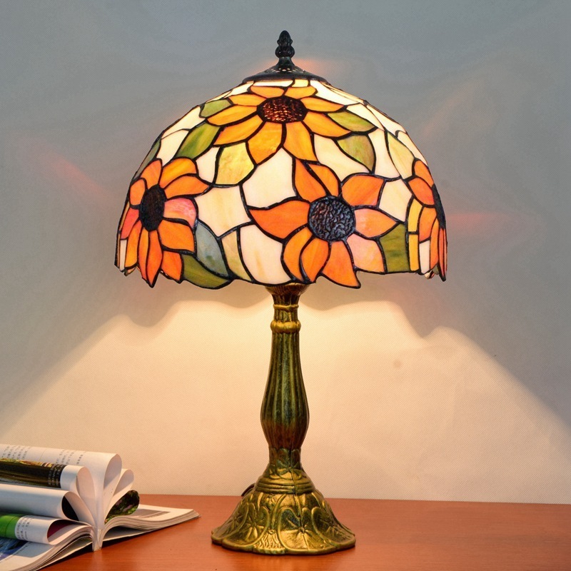 Wholesale Price Stained Glass Bedroom Metal Handmade Incandescent Bulbs Traditional Table Lamp