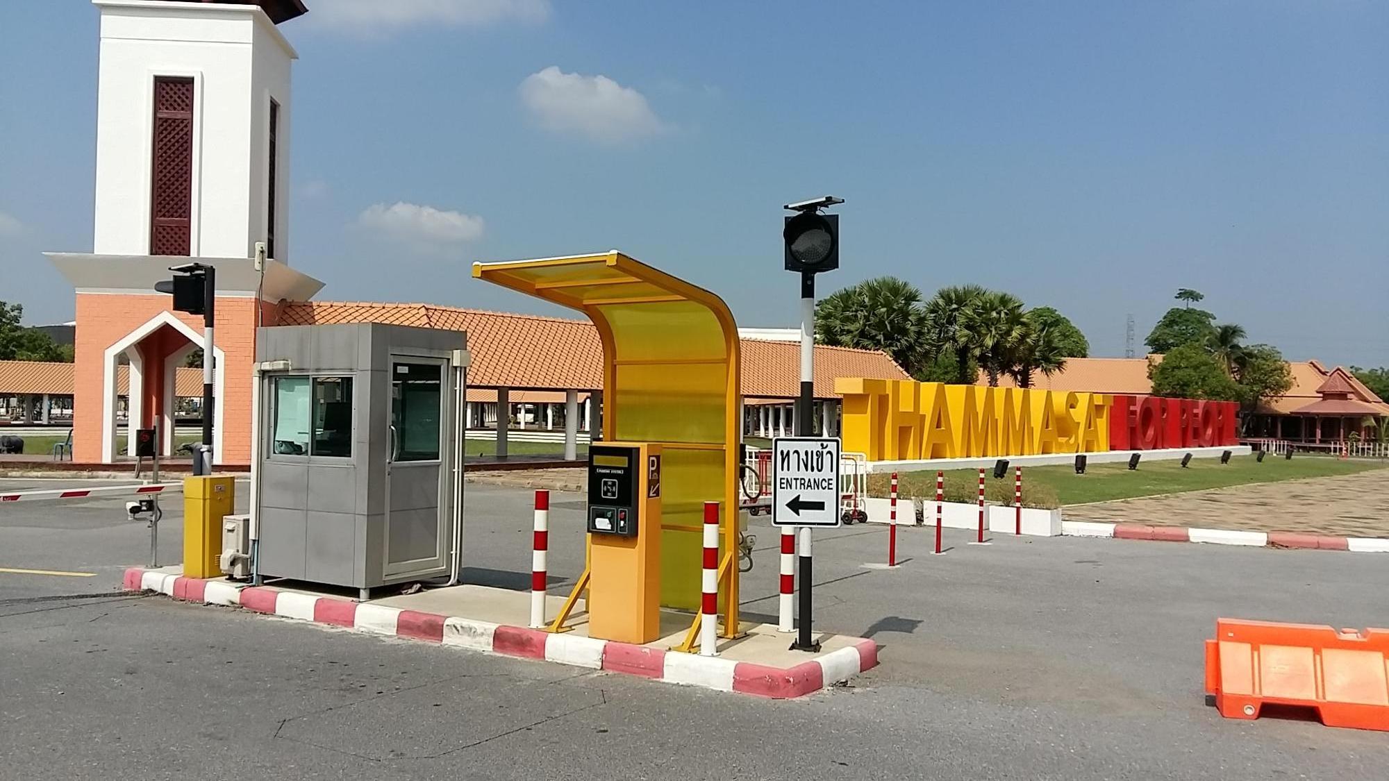 barrier gate with car parking ticket machine for residential area parking entrance ticket parking lot management system