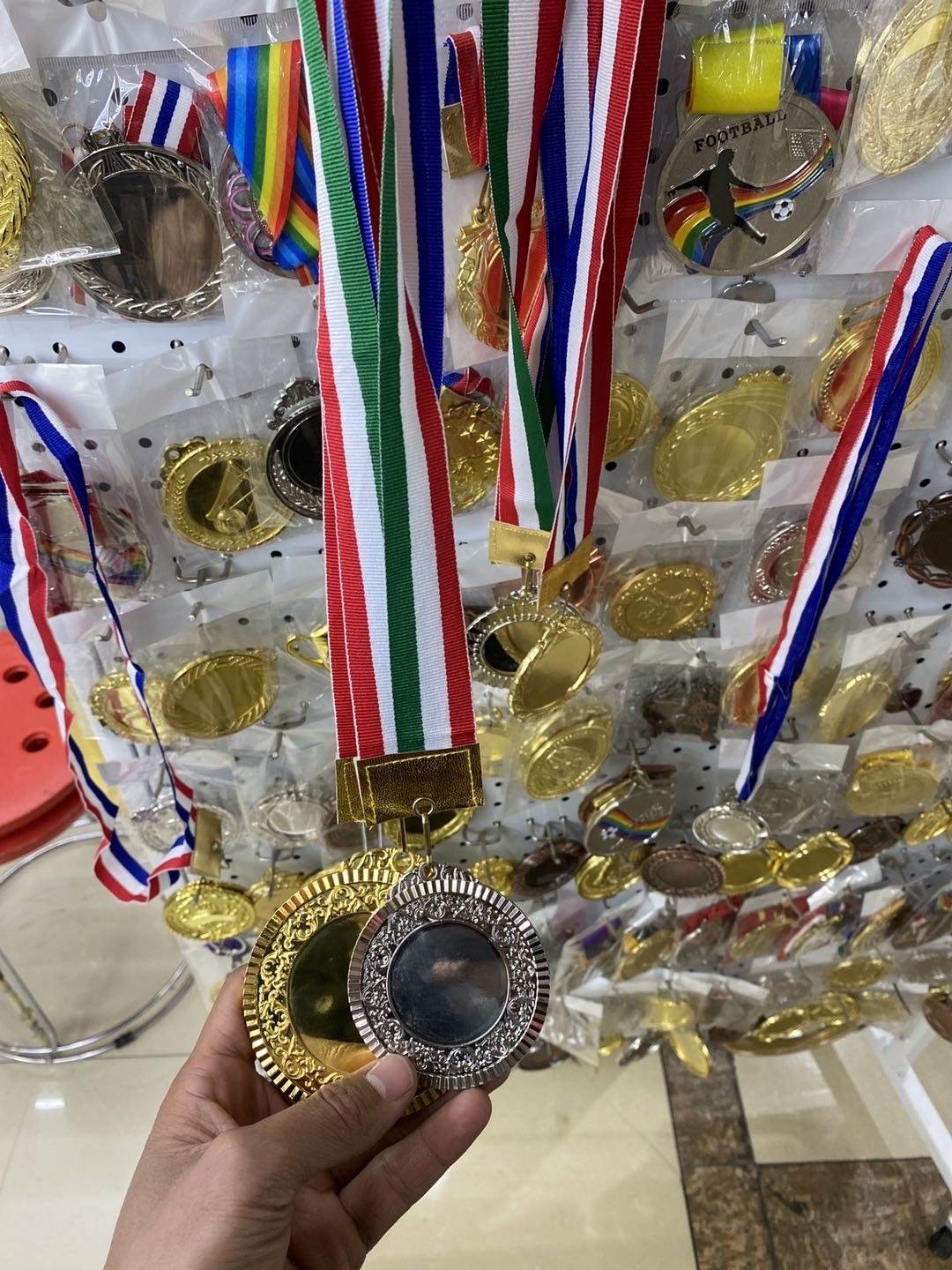 Medal Manufacturer Oneway cheap wholesale 3D metal Award gold triathlon marathon running sports medal custom trophies and medals