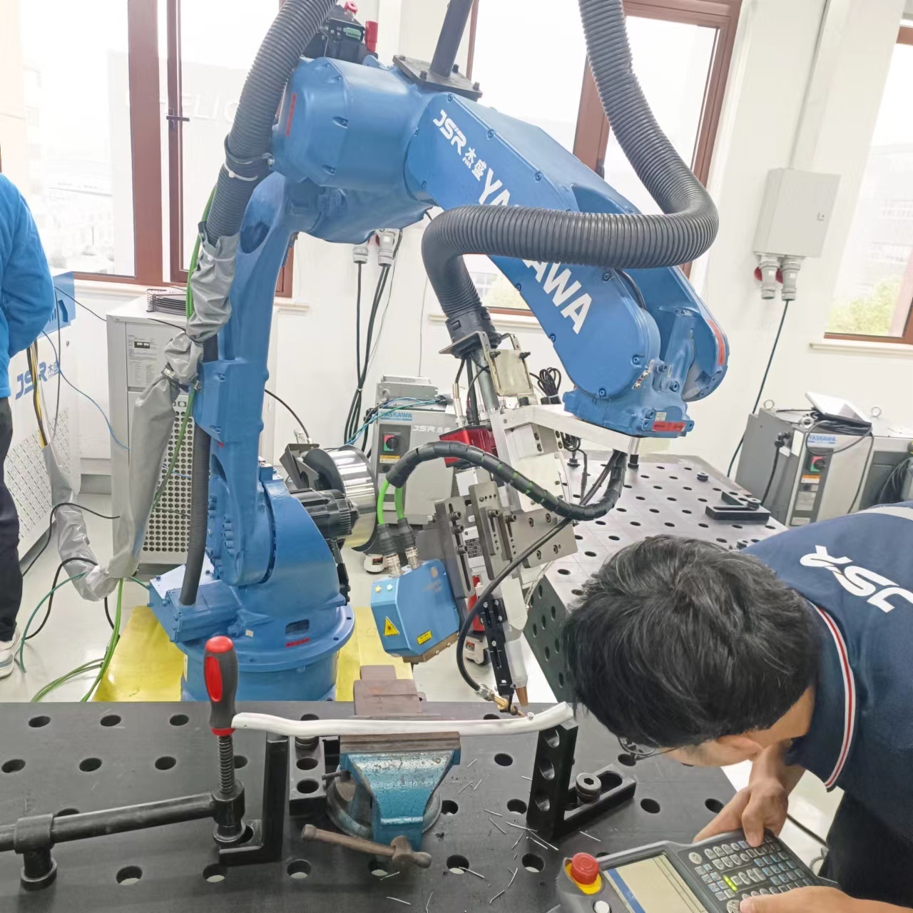 Seam tracking system welding robot laser weld tracking and position finding function