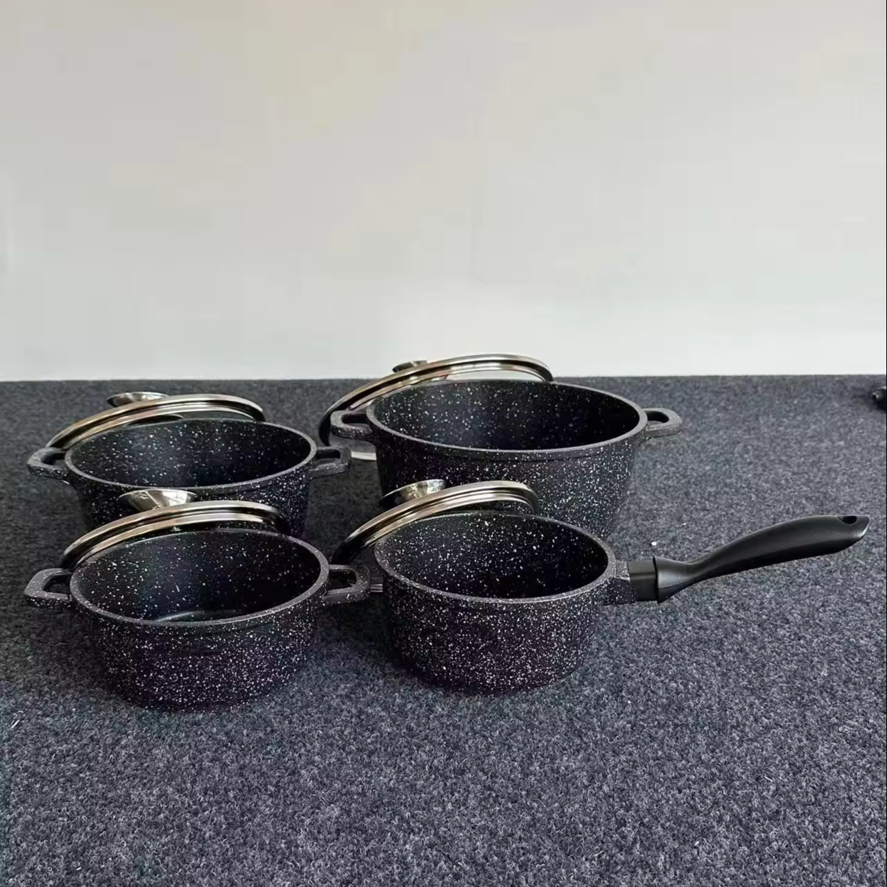 Sustainable Kitchen ware Cookware Set Die-Cast Aluminum Nonstick Ceramic Coating Induction Bottom Pots Pans Metal Material