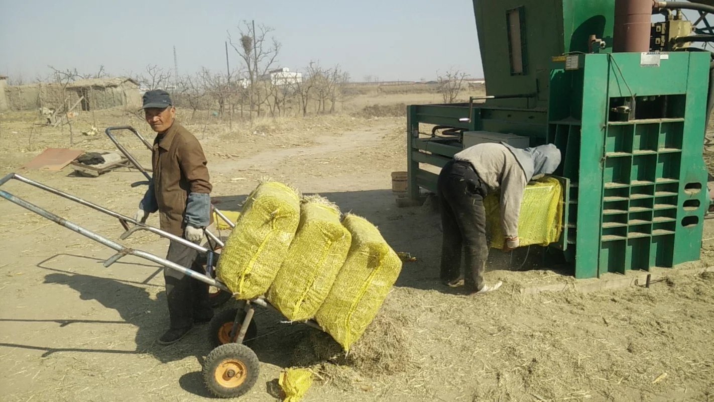 Factory Supply Packing Horizontal Hydraulic Manual Cocopeat Press Baler Bagging Machine For Sawdust/wood Shavings