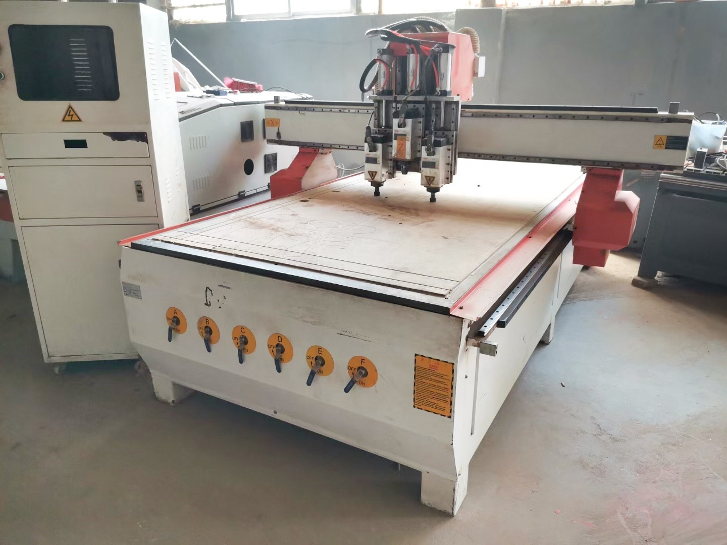 Used Second Hand 3 axis pneumatic 3 heads ATC spindle cnc router 1325 import servo motor