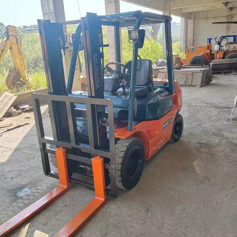 Toyota 30 used forklift mini mechanical equipment 3 tons forklift sold at a low price