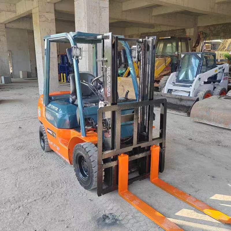 Toyota 30 used forklift mini mechanical equipment 3 tons forklift sold at a low price