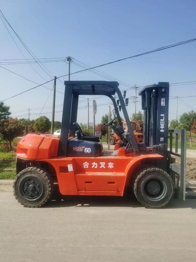 6 tons forklift China 90% of new machinery and equipment second-hand forklift sold at a low price