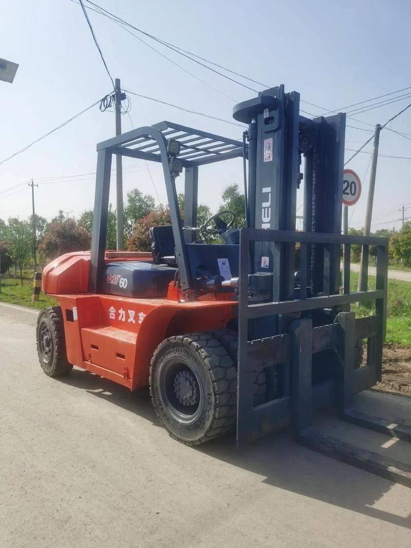 6 tons forklift China 90% of new machinery and equipment second-hand forklift sold at a low price