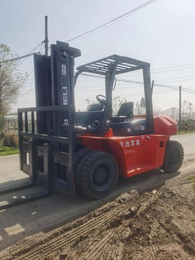 6 tons forklift China 90% of new machinery and equipment second-hand forklift sold at a low price