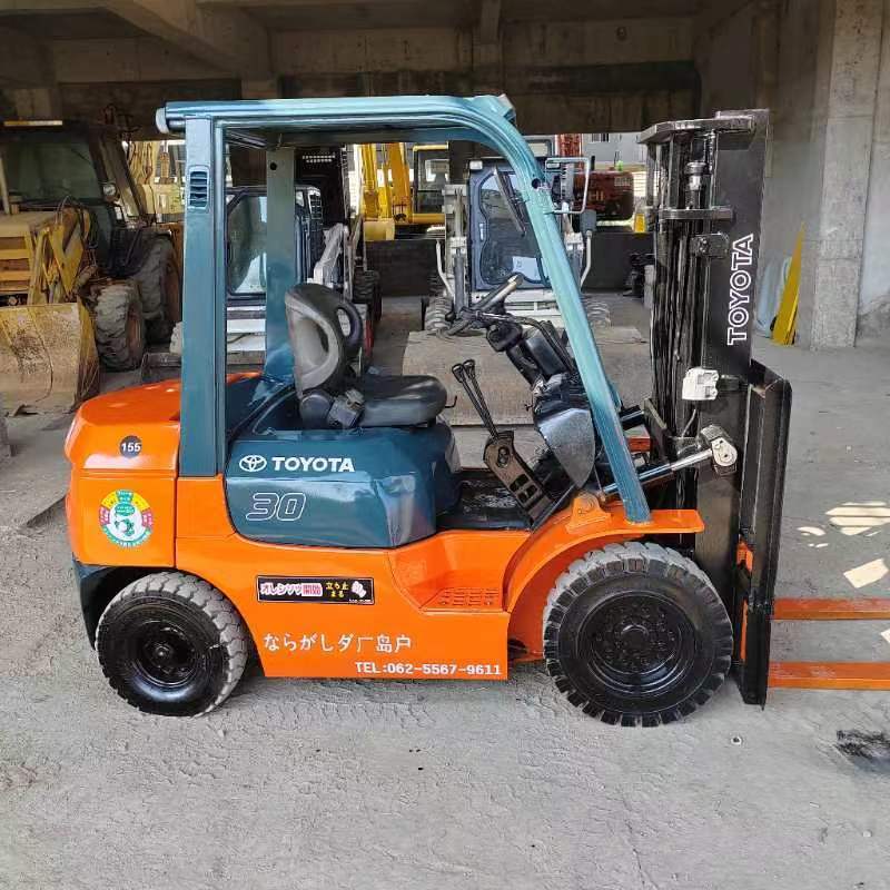 Toyota 30 used forklift mini mechanical equipment 3 tons forklift sold at a low price