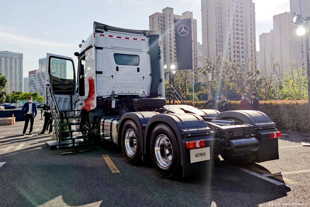 Heavy Truck mercedes-benz Actros C 6x4 4x2 tractor head truck with low price for sale in Russia