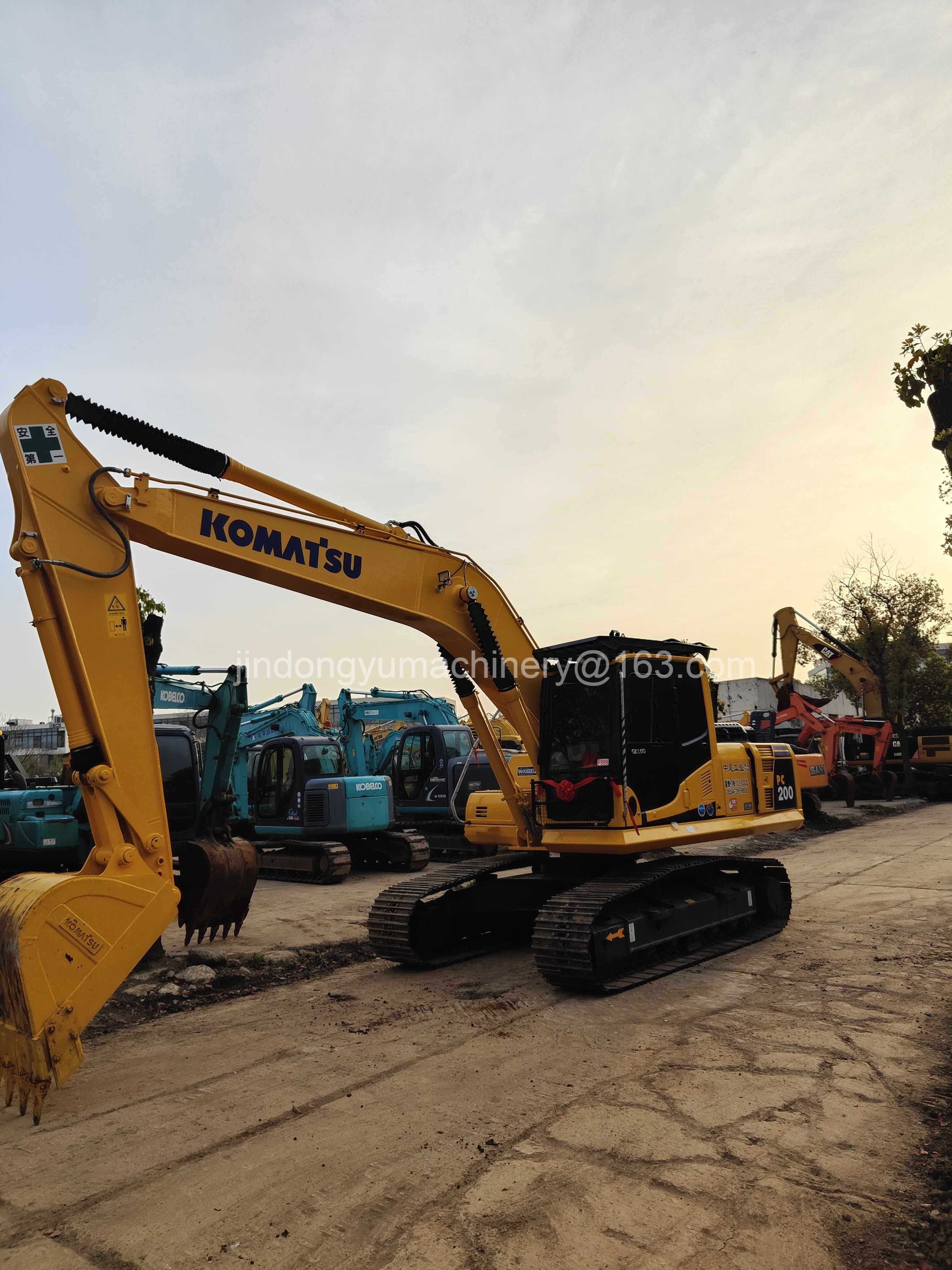 Japan made original Komatsu PC2-0LC-8N tracked digger, Komatsu medium hydraulic excavator PC200LC