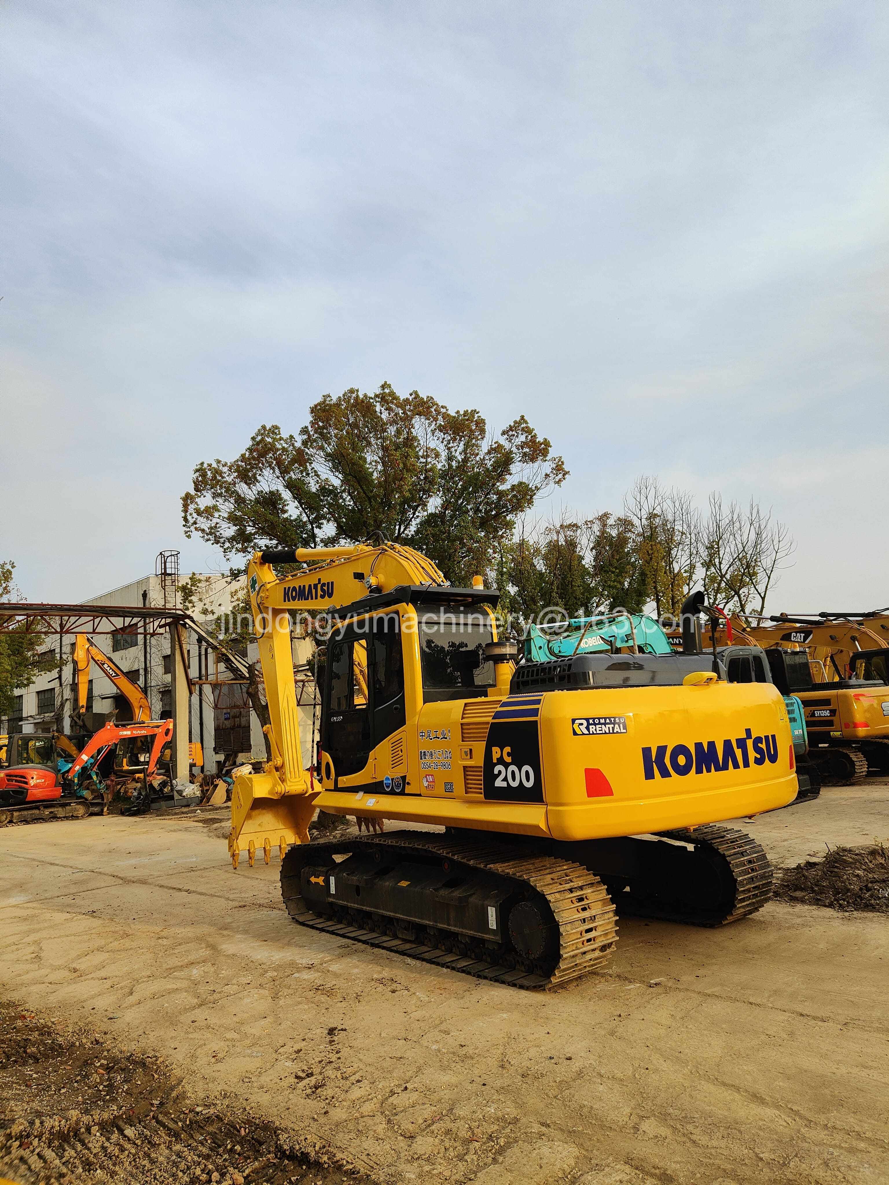 Japan made original Komatsu PC2-0LC-8N tracked digger, Komatsu medium hydraulic excavator PC200LC