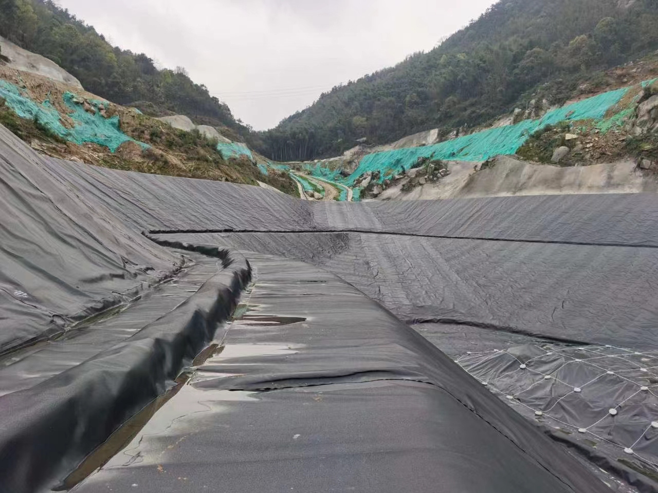 Geomembrane Fish Pond Liner for Small Ponds, Fish Ponds, Streams Fountains and Garden Waterfall