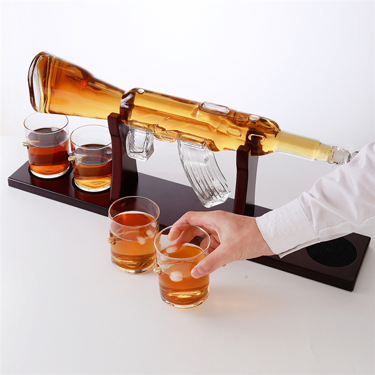 800ml 1000ml ak-47 gun shape wine liquor vodka glass bottle with wood support and four glass cups