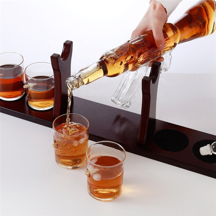 800ml 1000ml ak-47 gun shape wine liquor vodka glass bottle with wood support and four glass cups