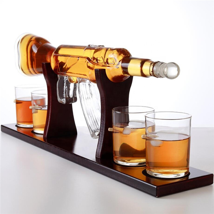 800ml 1000ml ak-47 gun shape wine liquor vodka glass bottle with wood support and four glass cups