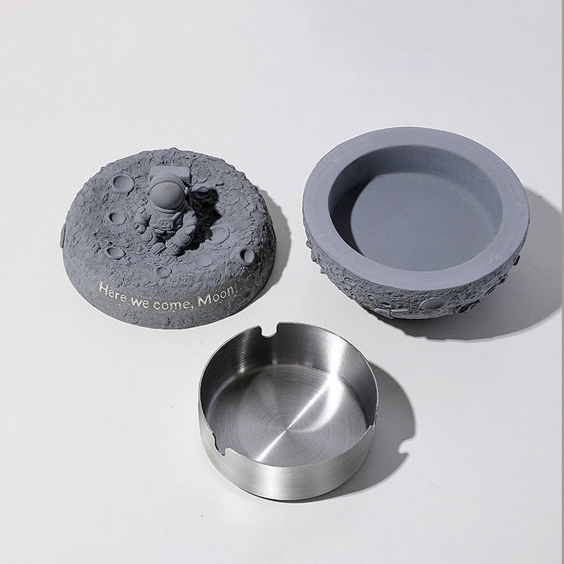 New arrival Modern And Simple Eco friendly Creative astronaut design Cement Ashtray For Cigar Stand