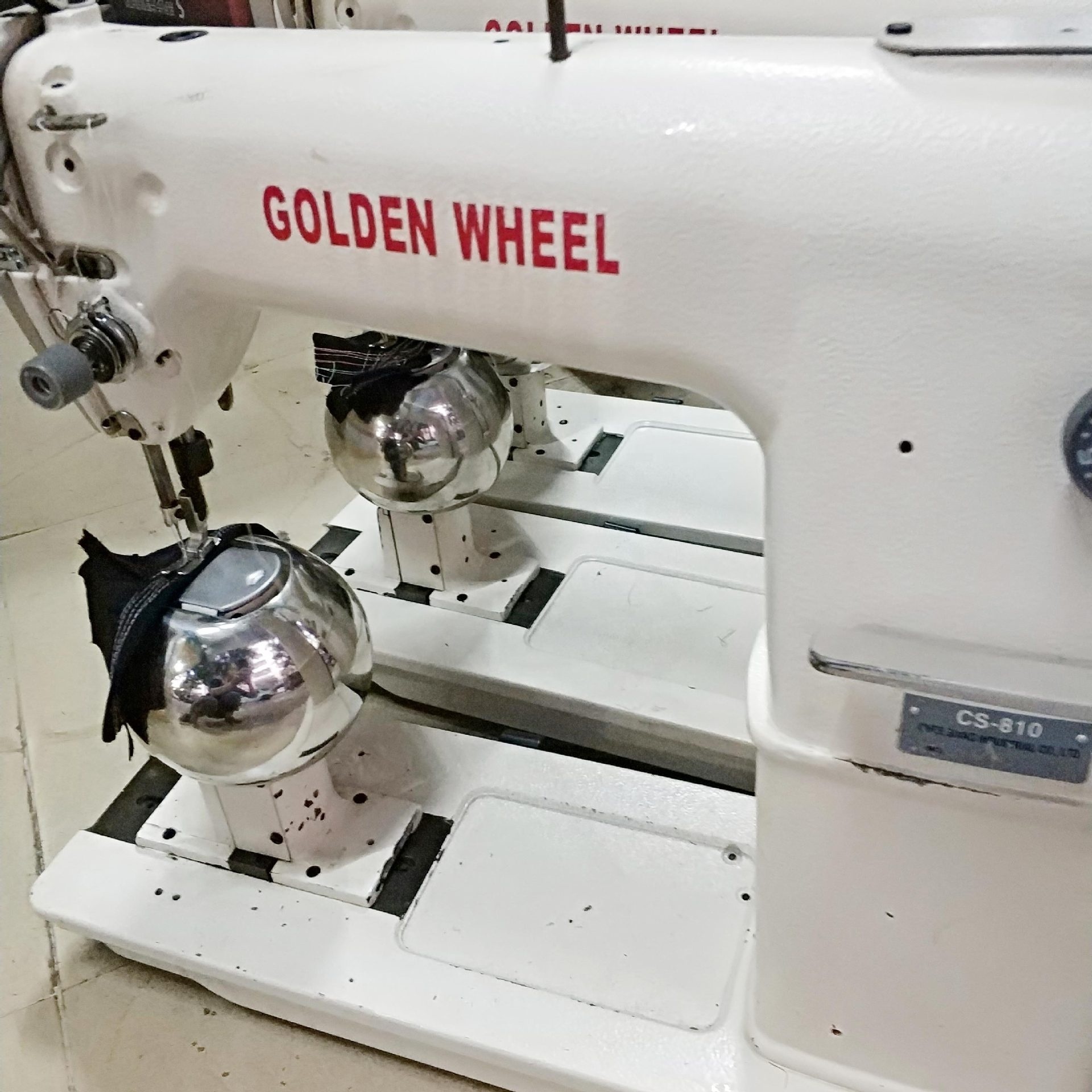 Electronic golden wheel 810 wig sewing machine post bed industrial sewing machine used