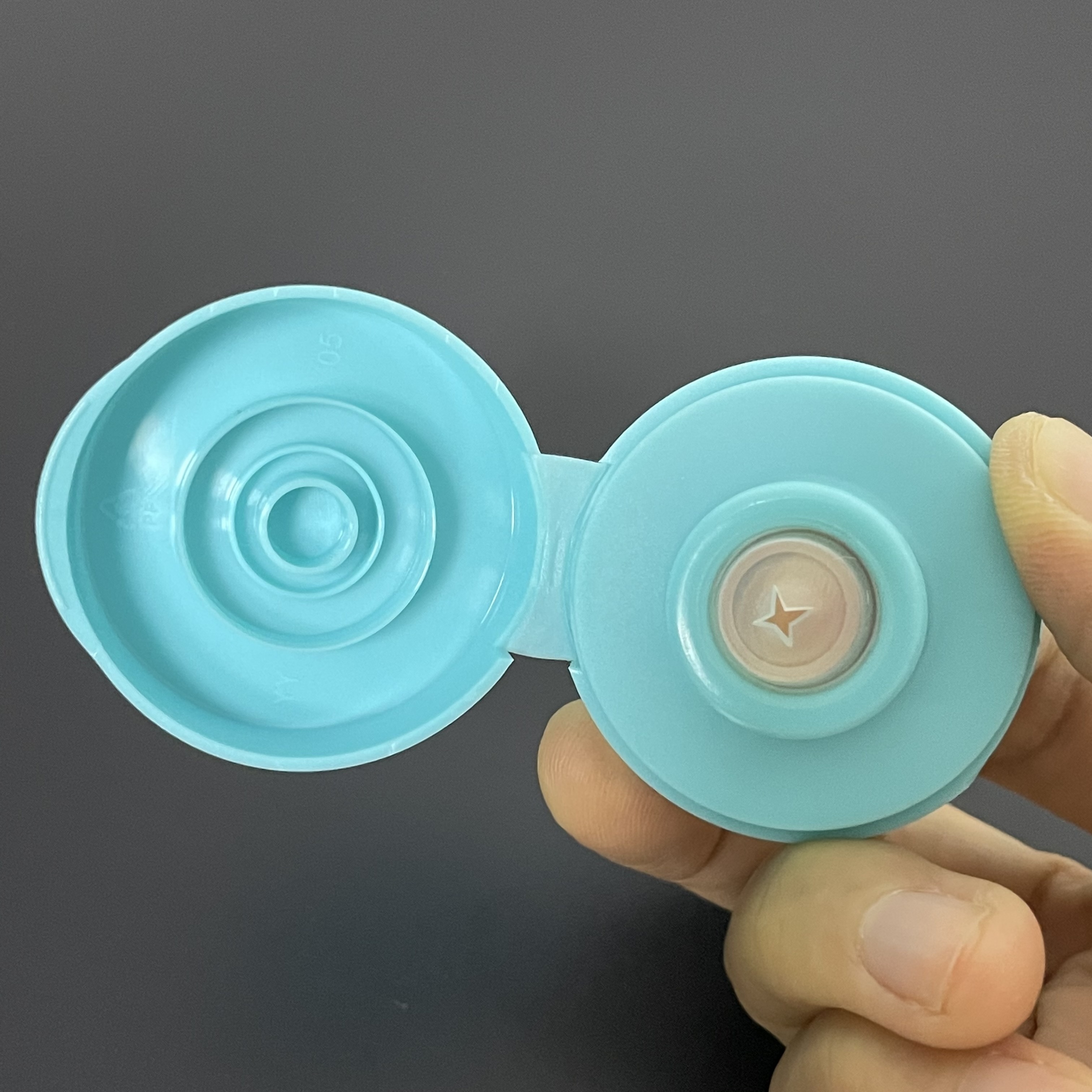 Custom Color Plastic Bottle Caps 38mm 400 Flip Top Cap with Silicone valve Food grade screw lid closure For Bottles