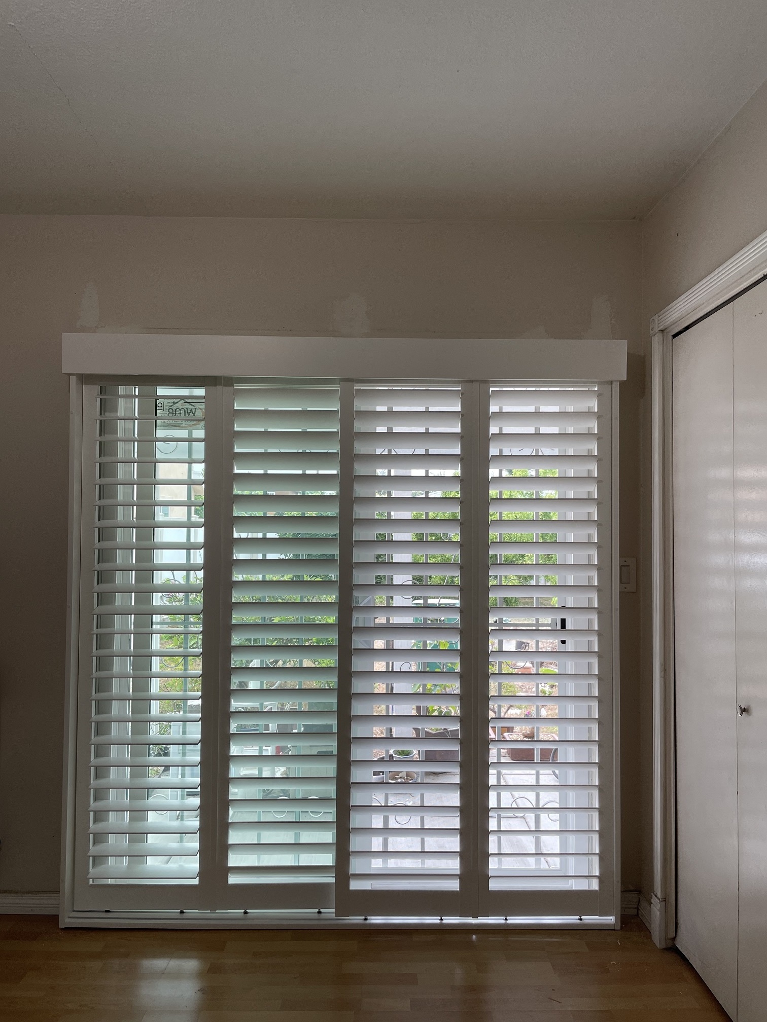 Wholesale and retail Factory Direct interior shutters Bay Windows Shutters PVC Plantation Shutter