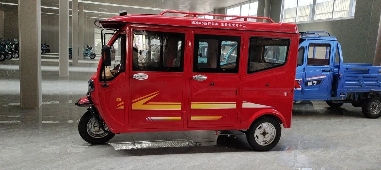 China Adult Enclosed Big Space Cheap price Cabin Electric Tuk Tuk Sightseeing Rickshaw Electric Tricycle