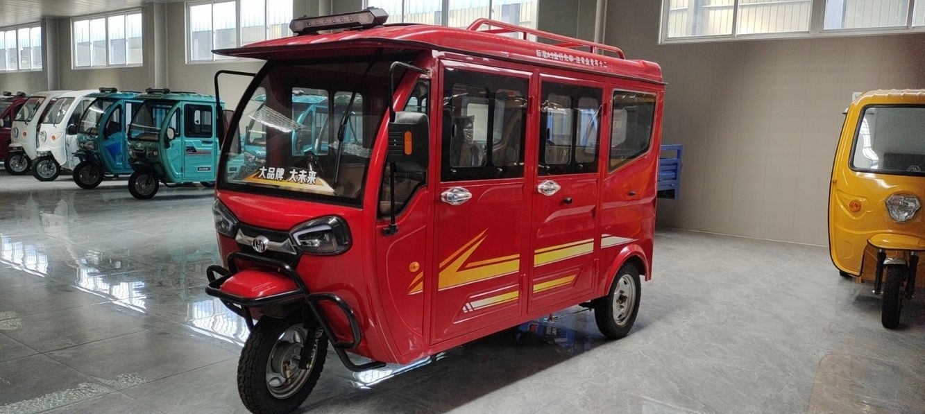 China Adult Enclosed Big Space Cheap price Cabin Electric Tuk Tuk Sightseeing Rickshaw Electric Tricycle