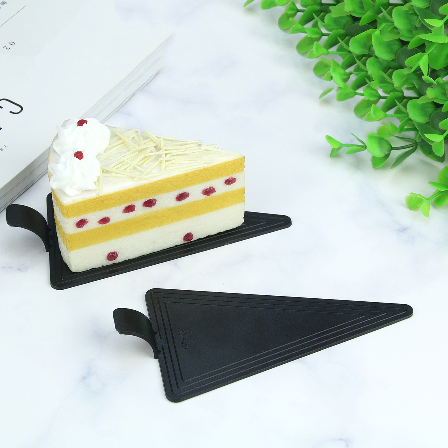 Customized disposable environmentally friendly and durable multi shaped cake tray, food grade plastic mousse mat