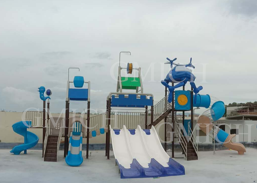 Big fiberglass water park slides with splash spray toys for both kids and adults