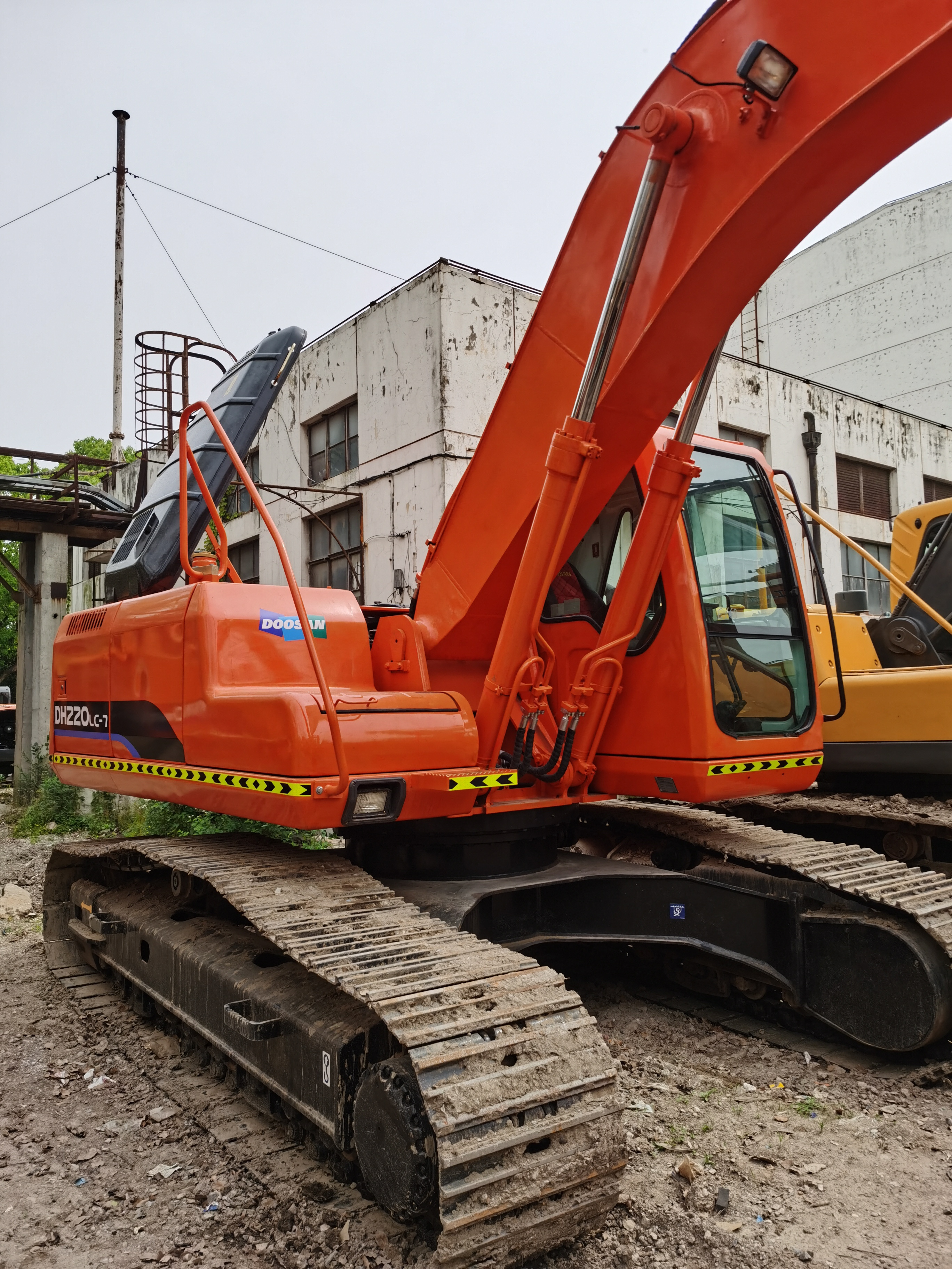 Used South Korea original excavator Doosan model DH220 excavator  Diggers 22 tons with a good condition and high quality