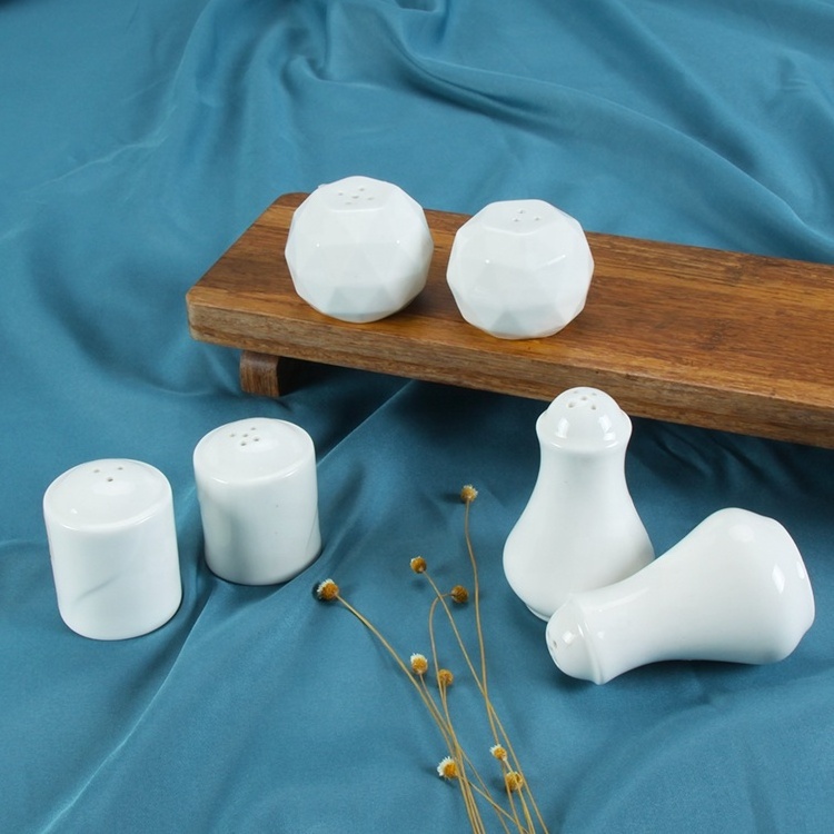 Wholesale Bulk Western Hotel Restaurant Kitchen Accessories Small Ceramic Salt And Pepper Shaker Set