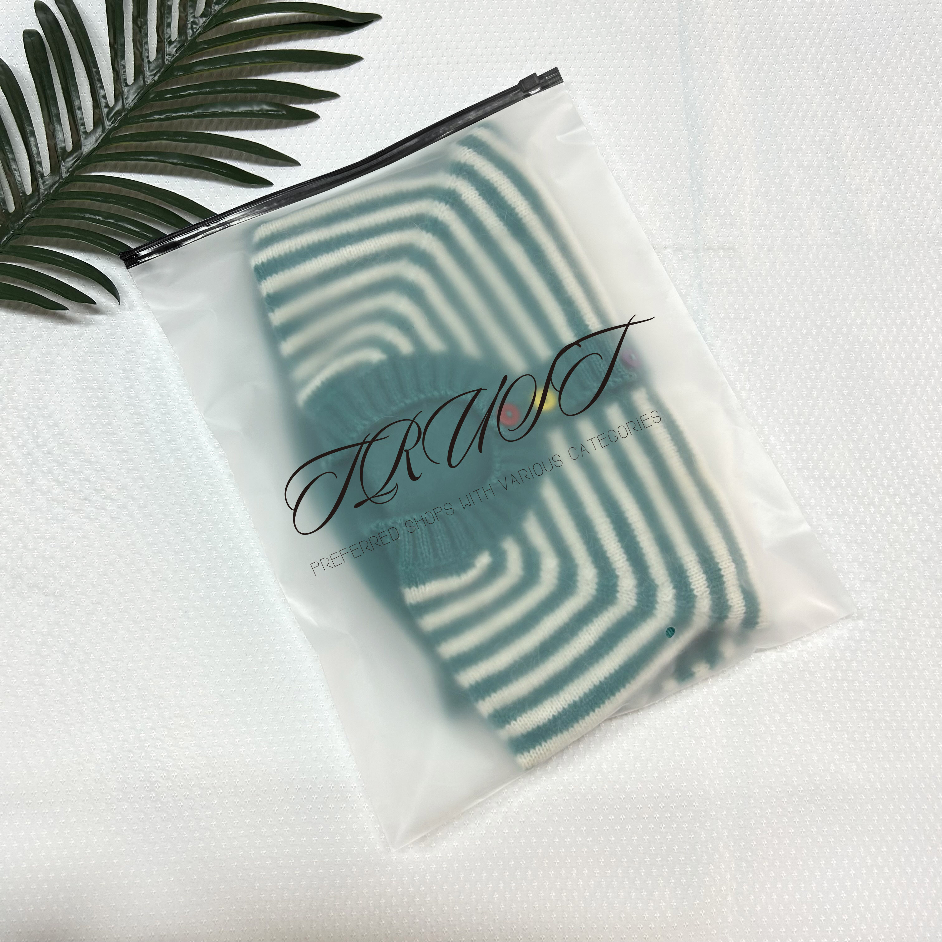 Waterproof Eco Friendly  Custom Logo Printed Zip Lock Bags Plastic Zipper Bag For Clothing Packaging