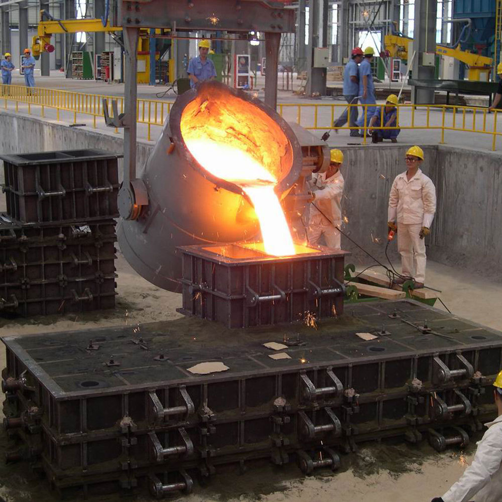 Chinese foundry pouring Iron and steel casting ladle