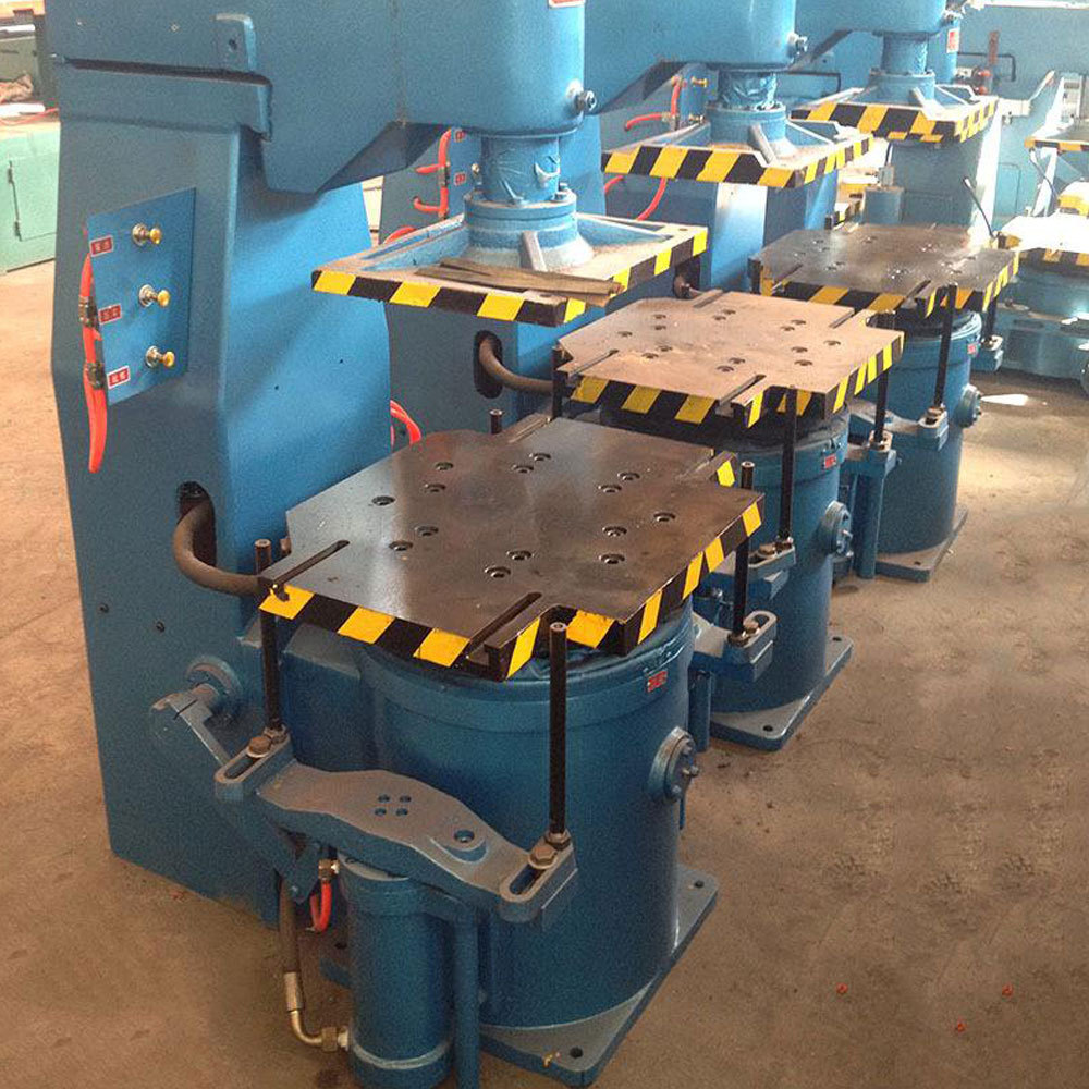 Green sand jolt squeeze casting molding machine