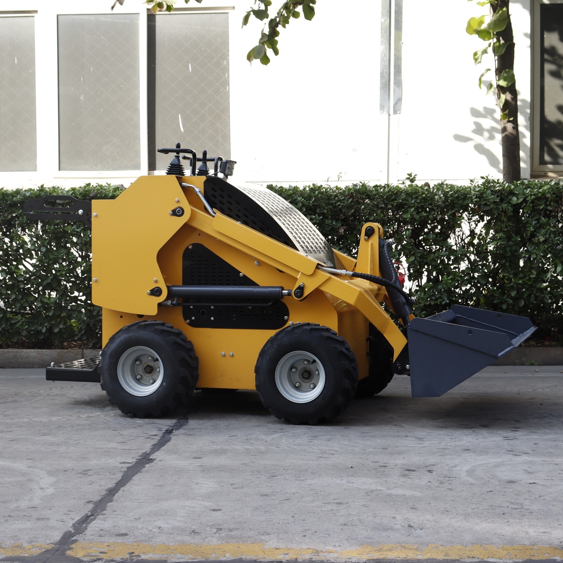 Snow Sweeper Mini Skid Steer Loader with Attachments EPA engine for Sale