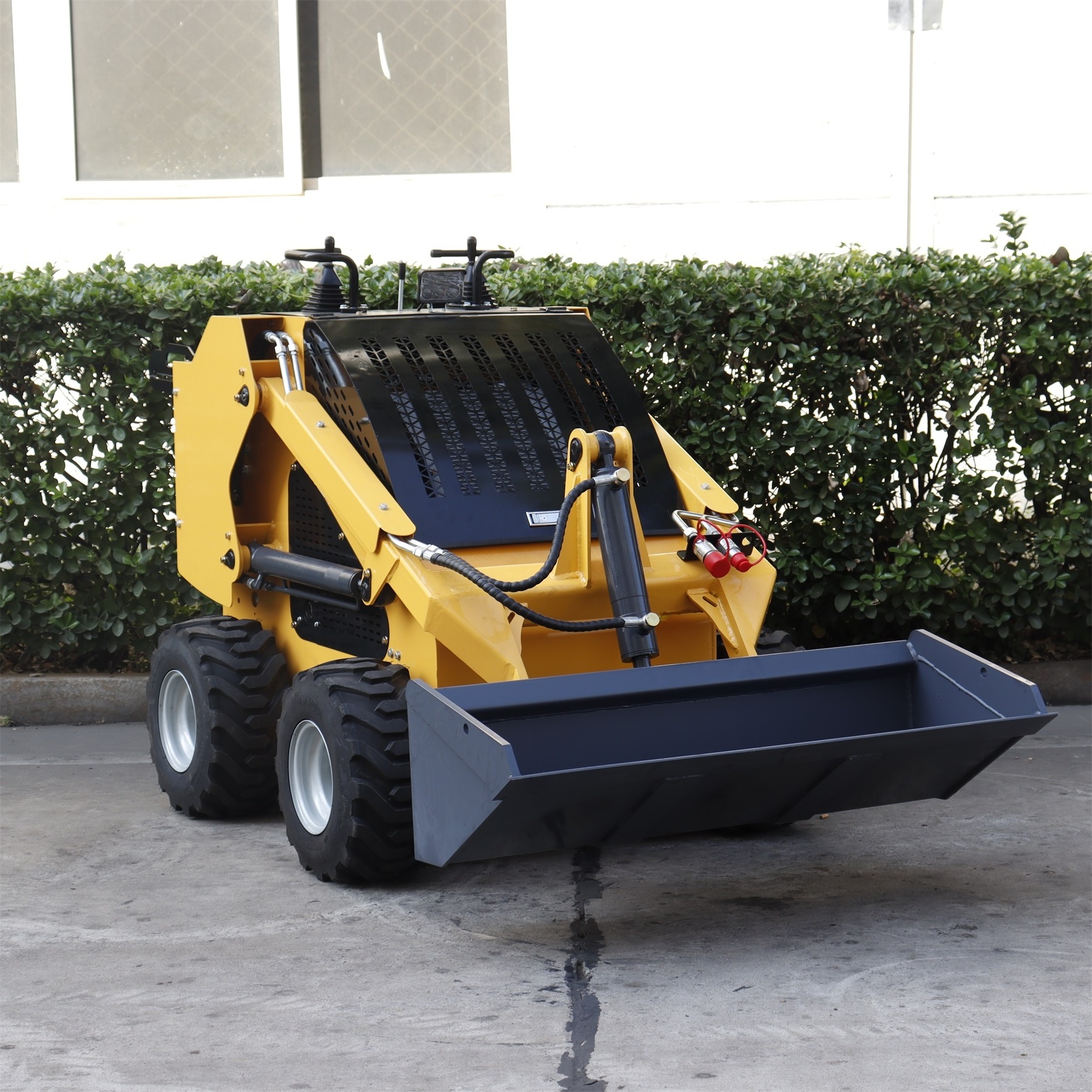 Snow Sweeper Mini Skid Steer Loader with Attachments EPA engine for Sale