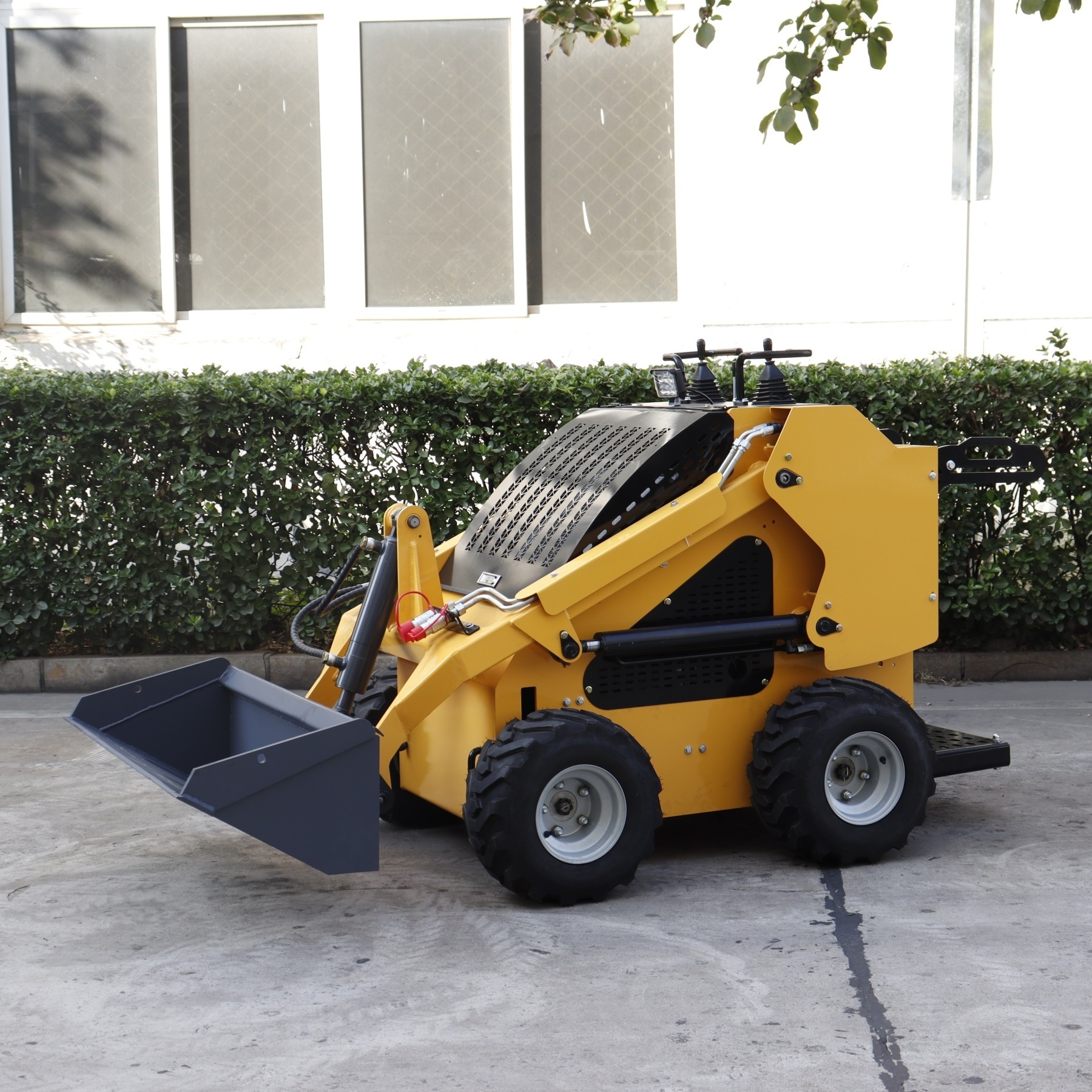 Snow Sweeper Mini Skid Steer Loader with Attachments EPA engine for Sale