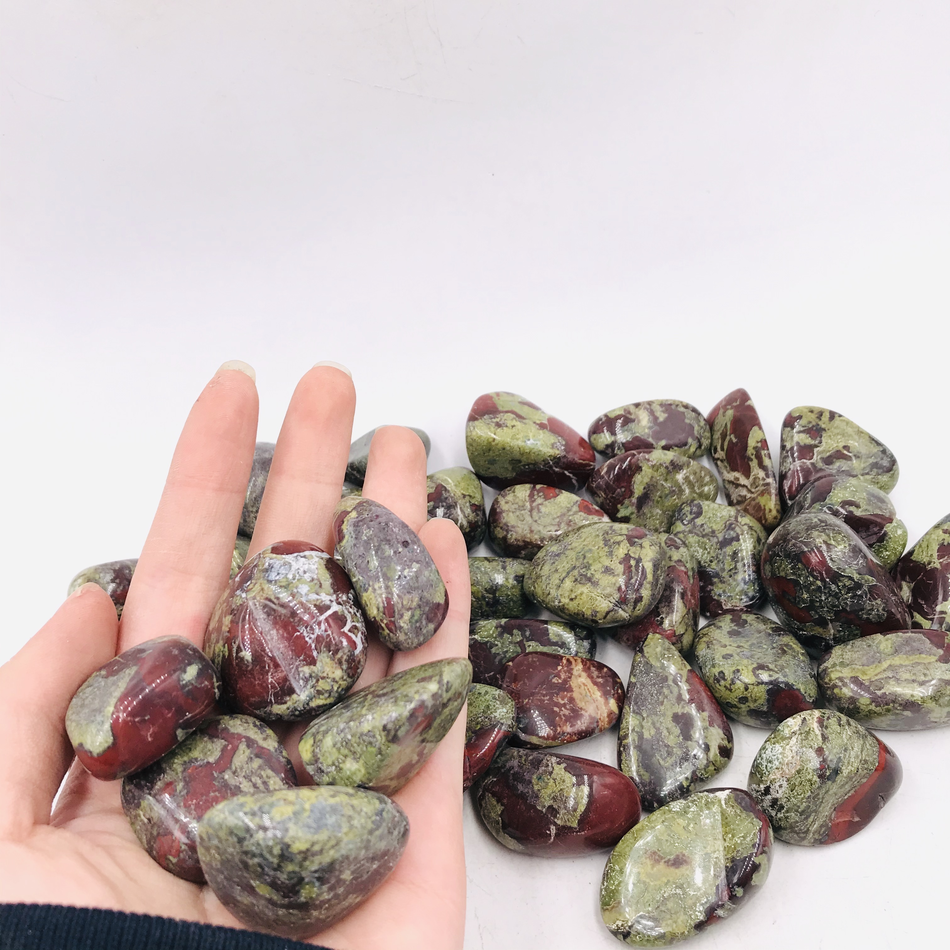 Wholesale Natural Crushed Dragon Blood Crystal Gravel Bulk Tumbled Stone For Healing